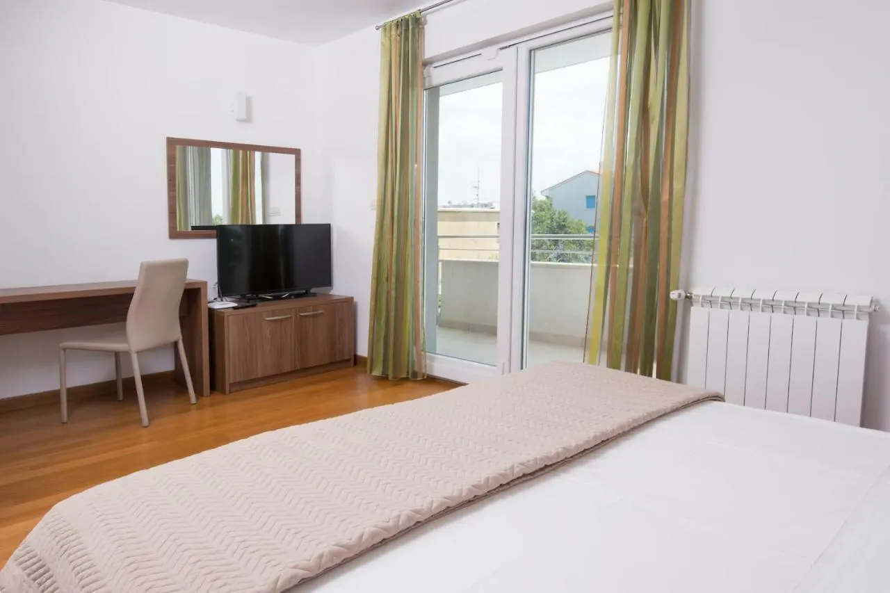Deluxe Apartment With Private Pool - 100M From The Sea Pula